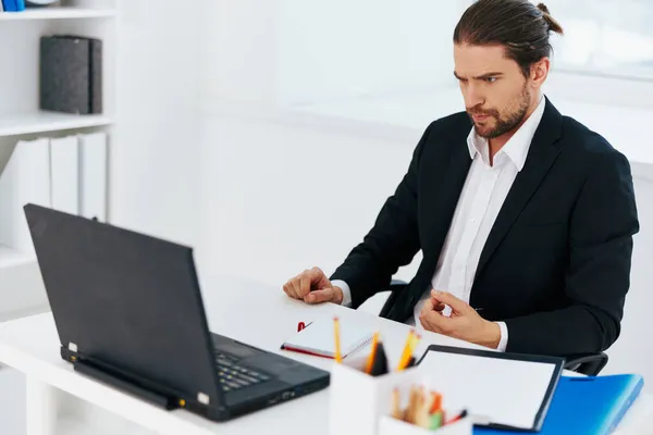 Hommes d'affaires travaillent en face de la technologie des émotions ordinateur portable — Photo