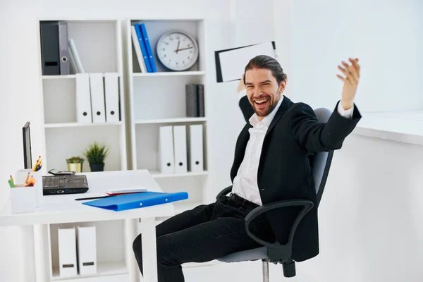 ビジネスマンのオフィスワークフローは感情の上司を文書化 — ストック写真