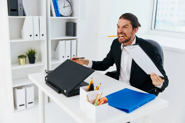 Человек эмоции работы офис босс стола — стоковое фото