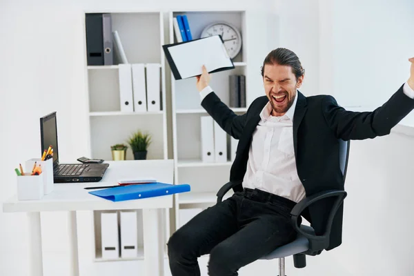 Man workflow in het kantoor documenteert emotietechnologie — Stockfoto