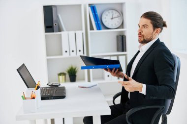 Erkek duyguları ofis masası teknolojisinde çalışır.