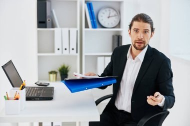 Ofisteki ofis çalışanı iş akışı duygu teknolojisini belgeliyor