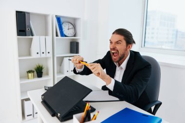 Erkek duyguları ofis masasında çalışıyor patron.