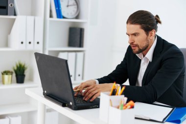 Ofis çalışanı dizüstü bilgisayar duygularının önünde çalışır Yaşam Tarzı
