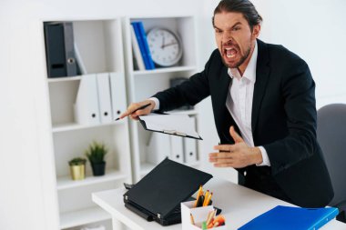İş adamlarının duyguları ofis masasında çalışır.