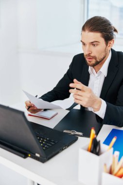 İş adamları duyguları ofis masası teknolojisinde çalışır.