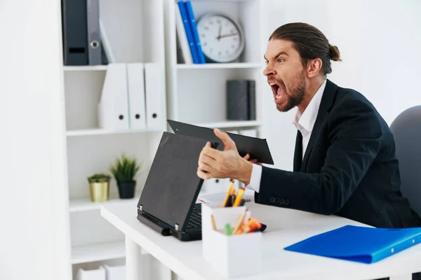 Üzletemberek érzelmek munka irodai asztal főnök — Stock Fotó