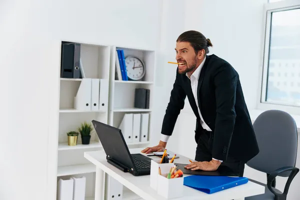 Hombre oficina trabajo azul documento carpeta estilo de vida — Foto de Stock