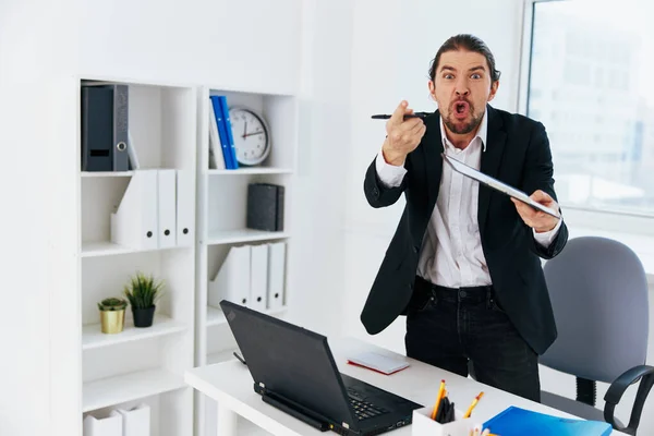 Arbeitsablauf im Büro dokumentiert Emotionen des Chefs — Stockfoto