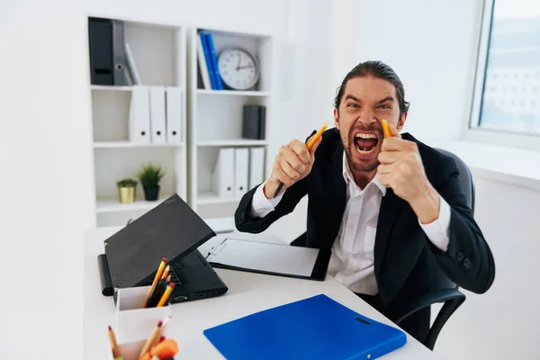Homem emoções trabalho mesa de escritório Estilo de vida — Fotografia de Stock