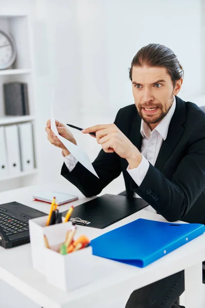 Hombres de negocios emociones trabajo oficina escritorio tecnología —  Fotos de Stock