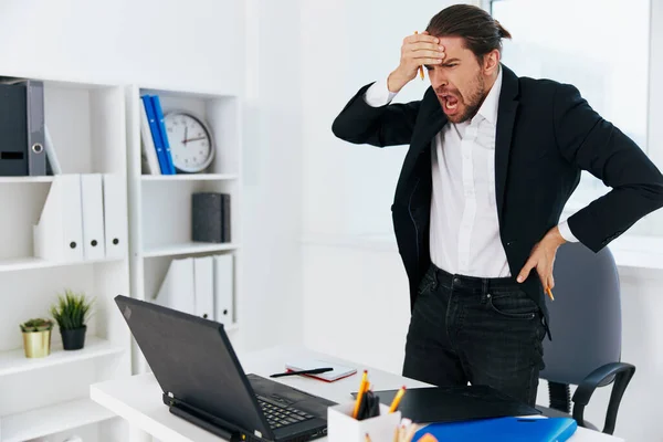 Flux de travail des employés de bureau dans le bureau documente les émotions patron — Photo