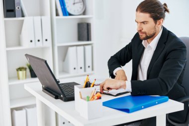 Man office mavi belge dizin teknolojisi ile çalışır