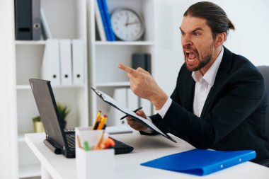 Erkek duyguları ofis masasında çalışıyor patron.