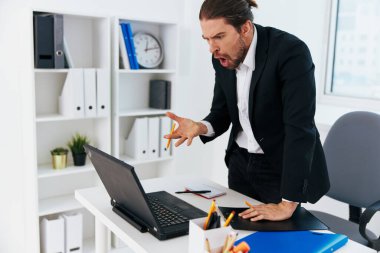 Ofis çalışanı duyguları ofis masası teknolojisi