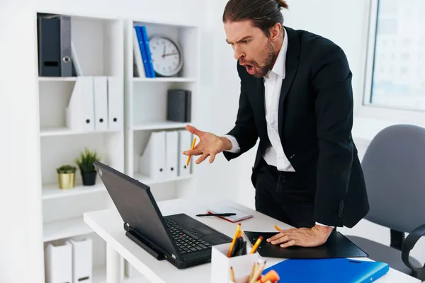 Escritório trabalhador emoções trabalho escritório mesa tecnologia — Fotografia de Stock