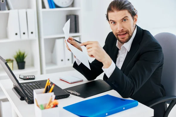Hombre emociones trabajo oficina escritorio tecnología — Foto de Stock