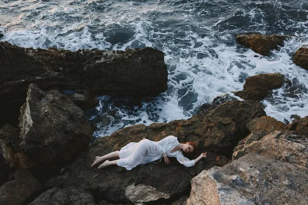Женщина в белом свадебном платье на берегу моря мокрые волосы — стоковое фото