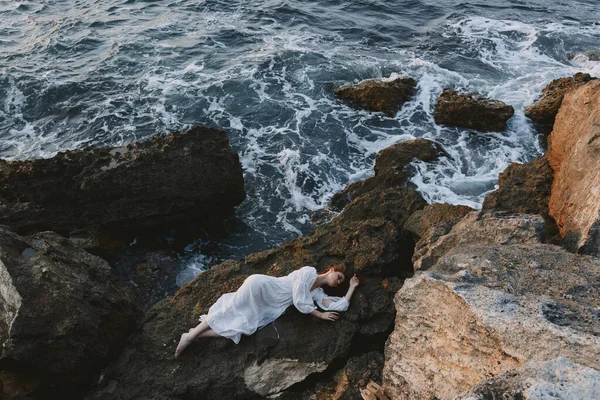 Mujer descalza en vestido de novia blanco en la orilla del mar paisaje pelo mojado — Foto de Stock