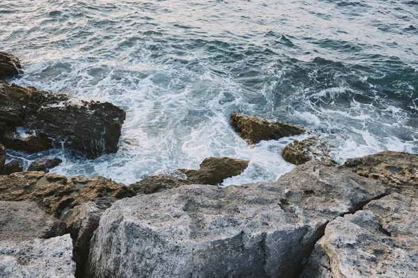Скалистый океан волнит вид сверху природы — стоковое фото