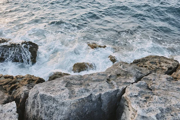 Acantilado olas del océano la vista desde la naturaleza superior — Foto de Stock