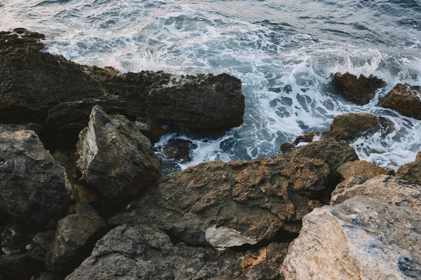Скалистые камни у океана — стоковое фото