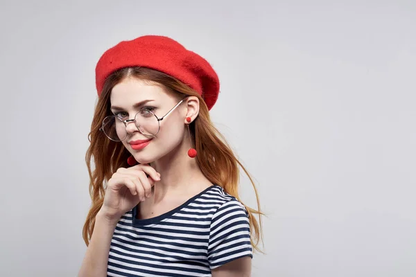 매력적 인 빨간 귀걸이 장신구를 착용하고 있는 프랑스인 여성 — 스톡 사진