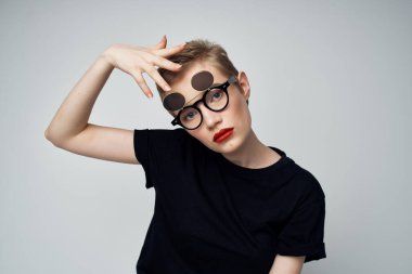 Çifte gözlüklü güzel bir kadın. Moda soyutlanmış.