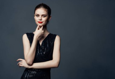 Güzel bir kadın. Kızıl saç cazibesi. Kozmetik poz veriyor.