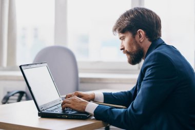 Ofisteki işadamları profesyonel bir dizüstü bilgisayarın önünde.