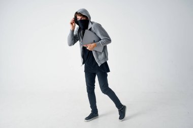 Kapüşonlu maskeli adam teknolojiyi hackliyor güvenlik yaşam tarzı