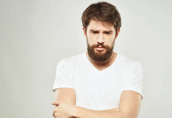 Emotionell man i en vit t-shirt uttrycksfull look missnöje närbild — Stockfoto