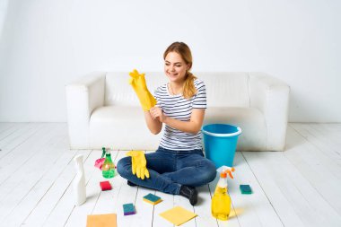 Kanepenin yanındaki ev hanımı deterjanı sünger görevi görüyor.