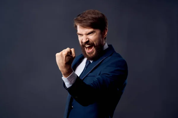 Bebaarde zakenman in pak emoties gebaren met handen Studio — Stockfoto