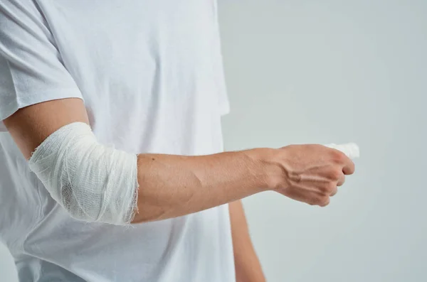 Чоловіча травма руки пацієнта лікування проблеми зі здоров'ям лікарняна медицина — стокове фото