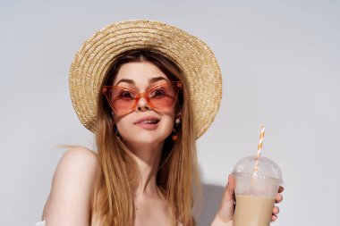 Çekici kadın parlak makyaj beyaz elbise açık arka plan