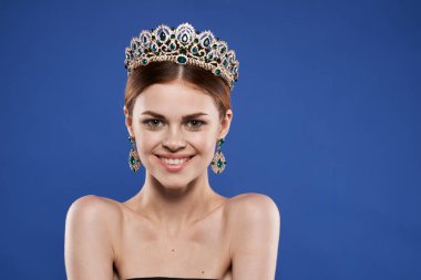 Çıplak bir kadının portresi mücevher kozmetik çekici görünüyor.