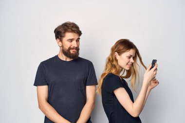 Neşeli genç çift iletişim arkadaşlığına sarılıyor.