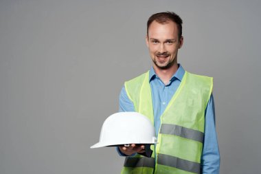 Erkek üretici yansıtıcı yelek duyguları profesyonel ışık arka planı