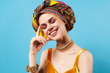 Güzel kadın etnik köken çok renkli başörtüsü makyaj cazibe stüdyosu modeli