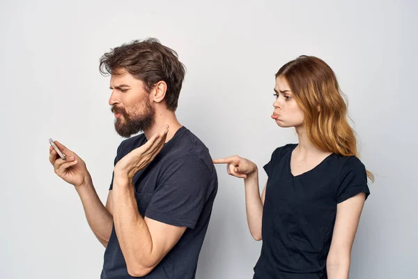 男性と女性の携帯電話で手の感情スタジオライフスタイル — ストック写真