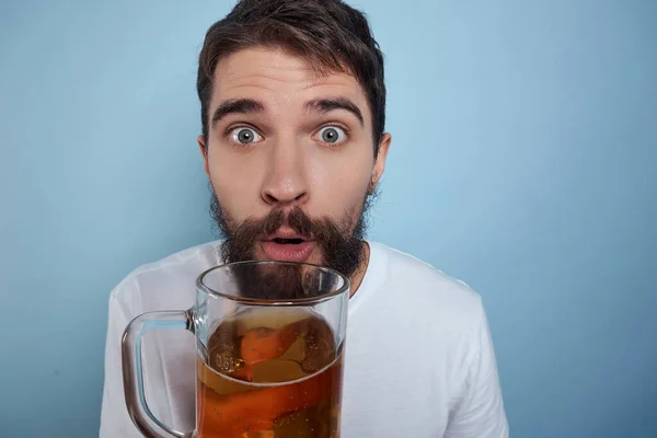 Homme gai verre de bière alcool amusant — Photo