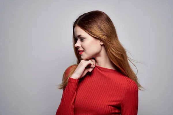 Mulher alegre atraente olhar penteado estúdio de maquiagem — Fotografia de Stock