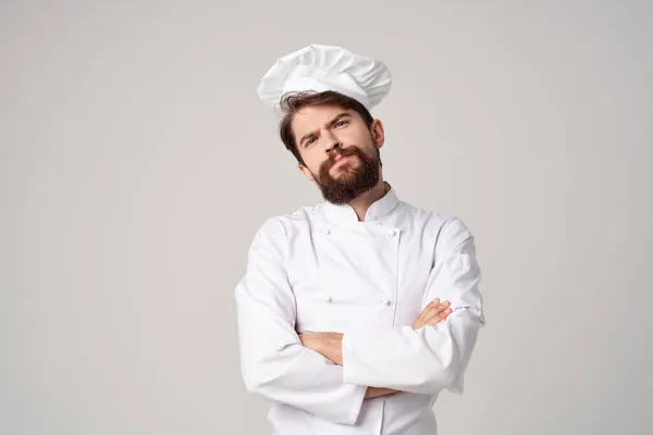 Homem barbudo Chef uniforme Cozinhar emoções fundo claro — Fotografia de Stock