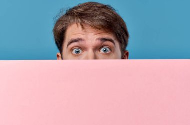 Duygusal adam pembe kağıt pazarlama eğlenceli ellerinde Yaşam tarzı mavi arka plan