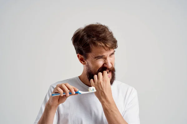 Erkek diş fırçası el hijyeni temiz dişler izole arka plan — Stok fotoğraf