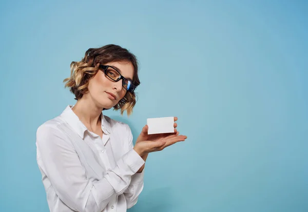 Üzleti nő fehér ingben érzelmek irodavezető — Stock Fotó