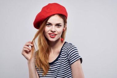 Kırmızı şapkalı neşeli kadın. Fransa Avrupa moda modellik stüdyosu.