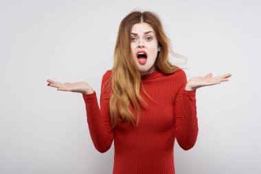 Güzel kadın saç stili kırmızı süveter modeli izole edilmiş arka plan.