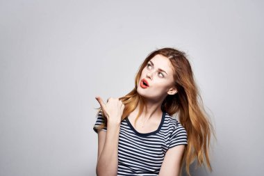 Çizgili tişörtlü neşeli bir kadın ve onun el modeli stüdyosu.